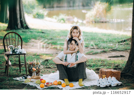 ピクニックをしながら前撮り撮影をする新郎新婦 ピクニックをしながら前撮り撮影をする新郎新婦 116652917