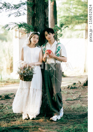 ピクニックをしながら前撮り撮影をする新郎新婦 116652924