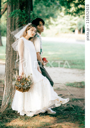 ピクニックをしながら前撮り撮影をする新郎新婦 ピクニックをしながら前撮り撮影をする新郎新婦 116652928