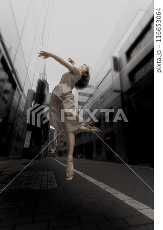 都会で孤独な女性が舞う心象風景 116653064