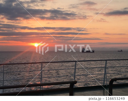 海に沈む夕日 116653249
