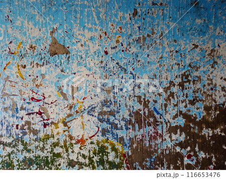 公園の遊具のペンキの剥がれて傷ついた土管の表面 116653476