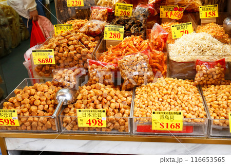 香港・徳輔道西の乾物店で売られる日本製干し貝柱。最高級は日本産で高価 116653565