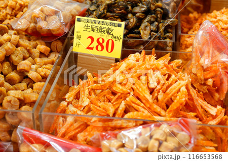 香港・徳輔道西の乾物店で売られる干しエビ。産地や大きさによって価格は異なる。 116653568