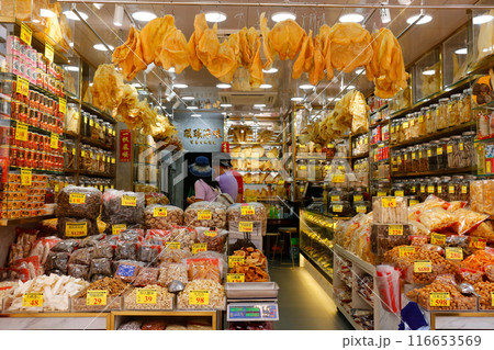 香港・徳輔道西の高級乾物店で売られる高級食材。何に使われるか分からない乾物も多い 116653569