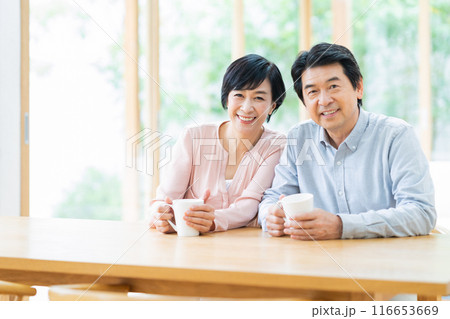 リビングでくつろぐミドルの夫婦 116653669