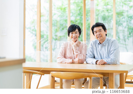 リビングでくつろぐミドルの夫婦 リビングでくつろぐミドルの夫婦 116653688