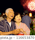 浴衣で花火を楽しむシニア夫婦 116653870