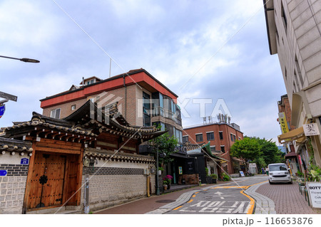 韓国の北村韓屋村の路地裏の道にあるレトロな建物 116653876