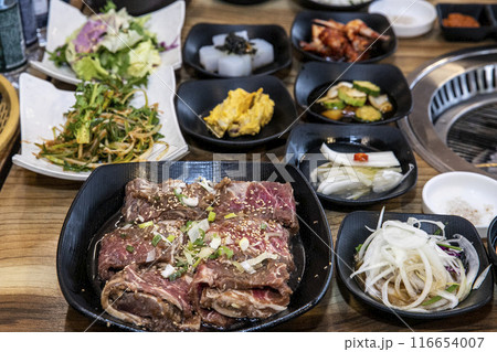 Korean bbq Marinated Grilled Beef Ribs 116654007