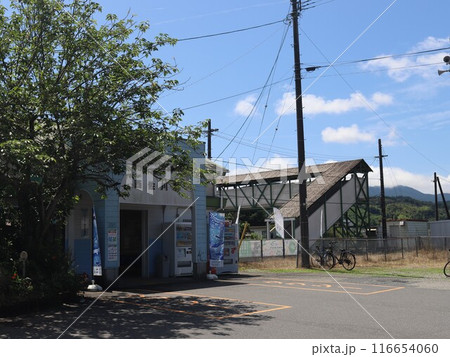 JR四国西佐川駅駅舎と跨線橋 116654060