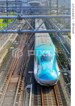 「青森県」JR八戸駅を出発して新青森へ向かう東北新幹線 「青森県」JR八戸駅を出発して新青森へ向かう東北新幹線 116654123