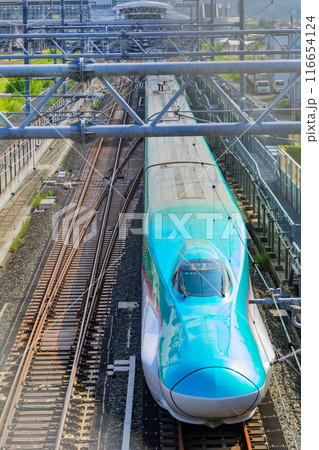 「青森県」JR八戸駅を出発して新青森へ向かう東北新幹線 「青森県」JR八戸駅を出発して新青森へ向かう東北新幹線 116654124