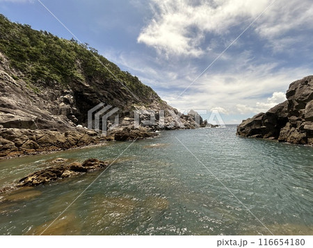 Shikinejima in Tokyo is a wild hot spring paradise. Jinata Onsen is a free mixed bathing open-air bath. You can wear a bathing suit, and it is a rare underwater hot spring in Japan that sinks in the s 116654180