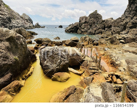 Shikinejima in Tokyo is a wild hot spring paradise. Jinata Onsen is a free mixed bathing open-air bath. You can wear a bathing suit, and it is a rare underwater hot spring in Japan that sinks in the s Shikinejima in Tokyo is a wild hot spring paradise. Jinata Onsen is a free mixed bathing open-air bath. You can wear a bathing suit, and it is a rare underwater hot spring in Japan that sinks in the s 116654199