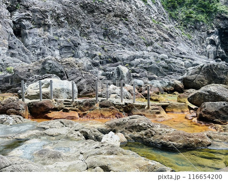 Shikinejima in Tokyo is a wild hot spring paradise. Jinata Onsen is a free mixed bathing open-air bath. You can wear a bathing suit, and it is a rare underwater hot spring in Japan that sinks in the s 116654200