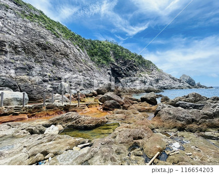 Shikinejima in Tokyo is a wild hot spring paradise. Jinata Onsen is a free mixed bathing open-air bath. You can wear a bathing suit, and it is a rare underwater hot spring in Japan that sinks in the s 116654203