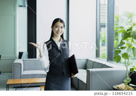 案内をする女性 案内をする女性 116654215