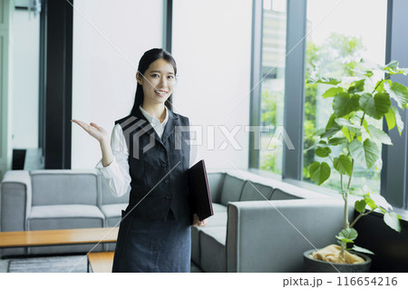 案内をする女性 案内をする女性 116654216