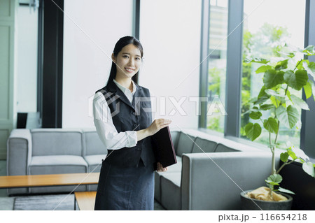 案内をする女性 案内をする女性 116654218