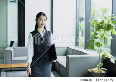 案内をする女性 116654219