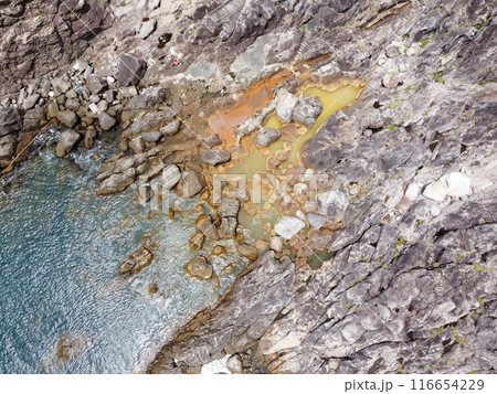 Shikinejima in Tokyo is a wild hot spring paradise. Jinata Onsen is a free mixed bathing open-air bath. You can wear a bathing suit, and it is a rare underwater hot spring in Japan that sinks in the s 116654229