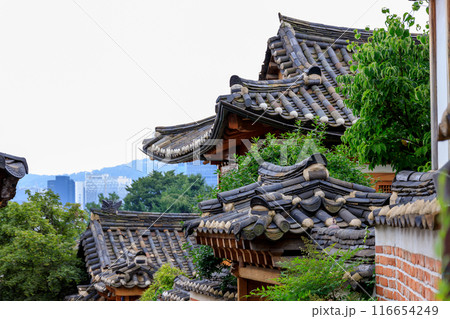 韓国の北村韓屋村の世界的人気なレトロな建物のある風景 韓国の北村韓屋村の世界的人気なレトロな建物のある風景 116654249