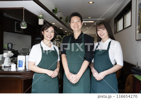 微笑む喫茶店のスタッフ3名 116654270