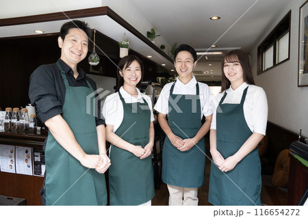 微笑む喫茶店のスタッフ4名 微笑む喫茶店のスタッフ4名 116654272