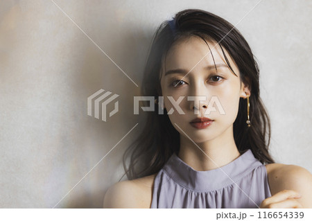 ロングヘアの女性 116654339