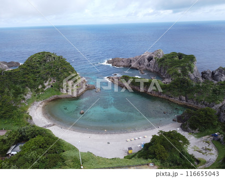 The northern corner of Shikinejima Island in Tokyo JAPAN is home to the stunning Tomari Beach. 116655043