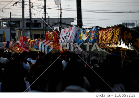 人混みと祭りの露店:埼玉県久喜市 提灯祭り 人混みと祭りの露店:埼玉県久喜市 提灯祭り 116655218