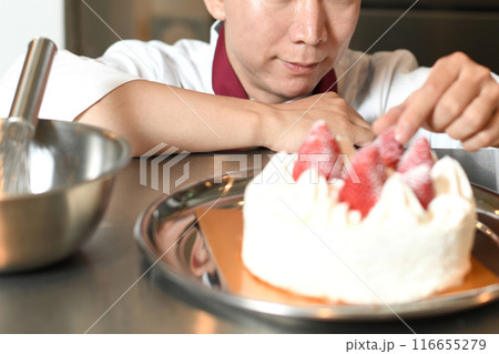 ホールケーキを製造するパティシエの男性 ホールケーキを製造するパティシエの男性 116655279