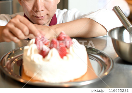 ホールケーキを製造するパティシエの男性 ホールケーキを製造するパティシエの男性 116655281
