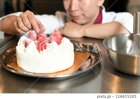 ホールケーキを製造するパティシエの男性 116655285