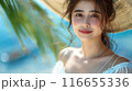 ビーチで麦わら帽子をかぶった女性 116655336