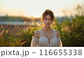夕日に照らされるクールで真剣な眼差しの女性 116655338