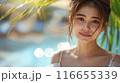 ビーチで佇む真剣な眼差しの若い女性のポートレート 116655339