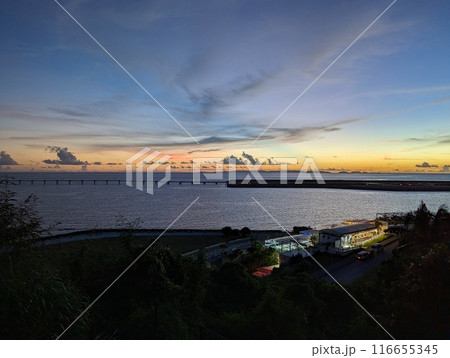 沖縄・瀬長島のホテルから望む夕焼け 116655345