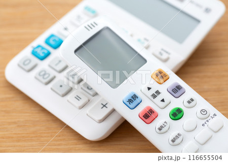 エアコンのリモコンと電卓 116655504