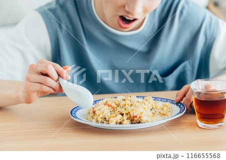 チャーハンを食べる若い男性 チャーハンを食べる若い男性 116655568