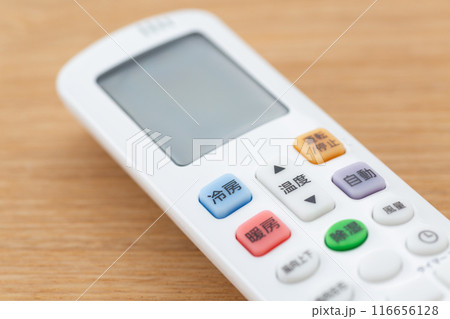 テーブルに置かれたエアコンのリモコン 116656128