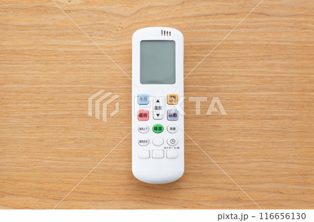 テーブルに置かれたエアコンのリモコン 116656130