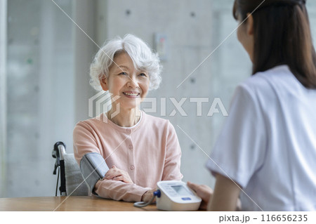 看護師に血圧測定をしてもらうシニア女性 看護師に血圧測定をしてもらうシニア女性 116656235