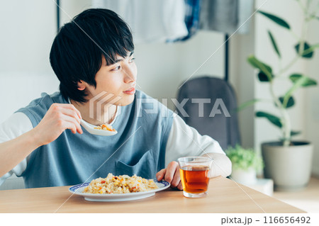 チャーハンを食べる若い男性 チャーハンを食べる若い男性 116656492