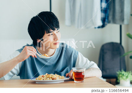 チャーハンを食べる若い男性 チャーハンを食べる若い男性 116656494