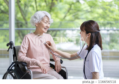 シニア女性に聴診器をあてる看護師 シニア女性に聴診器をあてる看護師 116656518