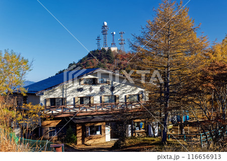 三ツ峠稜線の山小屋と御巣鷹山山頂の眺め 116656913