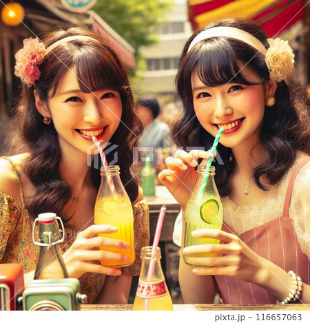 レトロな飲み物を飲む日本人女性 116657063