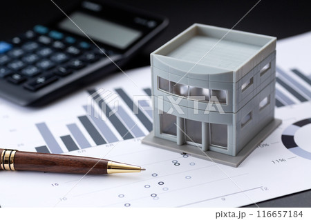 ビジネスグラフと電卓とボールペン 116657184